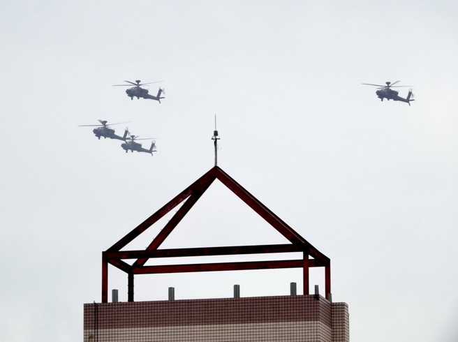 国庆大会10日于总统府前广场举行，陆航5架AH-64E阿帕契攻击直升机，採大雁队形空中分列式，机队飞经新北市上空。（陈信翰摄）