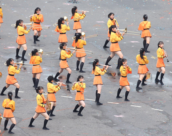 有「橘色恶魔」美名的日本京都橘高校吹奏部10日来台参加111年国庆大会演出，整齐化ㄧ的动作，成为国庆表演最吸晴的队伍。（陈怡诚摄）