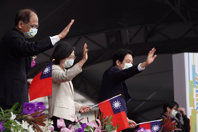 庆祝中华民国111年国庆大会10日在总统府前登场，蔡英文总统（中）、副总统赖清德（右）、立法院长游锡堃（左）向日华议员恳谈会团员挥手致意。（黄世麒摄）