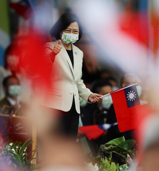 庆祝中华民国111年国庆大会10日在总统府前登场，蔡英文总统手拿国旗向日台交流会成员致意。（季志翔摄）