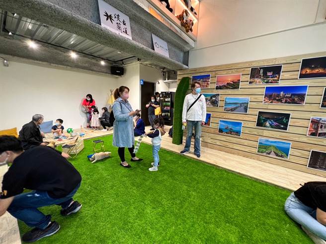 HOUHOU青年基地内部布置草皮。（李奇叡摄）