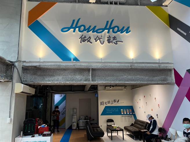 前栋的竞总有整片落地窗，通透明亮感十足，墙上写有政见，还设置时光留言板墙，放置29区代表色明信片。（李奇叡摄）