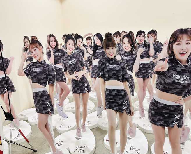 每尊售价2万9999元的Rakuten Girls人型立牌15分钟完售。（乐天桃猿提供）