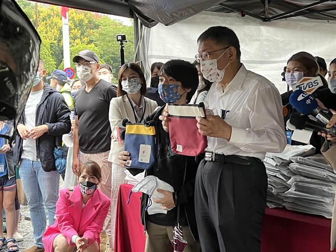 首位领取嗡嗡包的陈姓民眾表示，已经连5年抽中嗡嗡包，自己是从台中上来的，让柯文哲大讚，怎么这么厉害。（游念育摄）