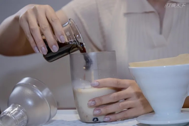 开始调制珍珠奶茶，就像参与一场好玩的科学实验。（图片提供/ 游山茶访）