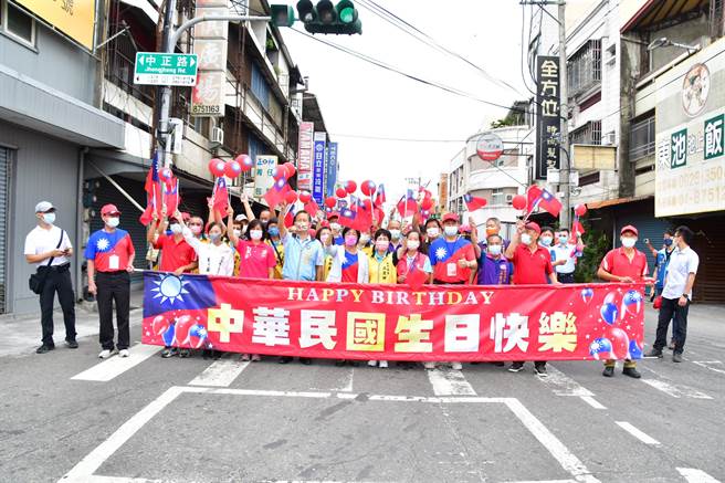 彰化縣政府歡慶國慶日，10日上午在田中景崧文化教育園區舉辦「彰Fun藝踩 十在精彩」踩街嘉年華，整個田中街道旗海飄揚，一同慶祝國家生日。（吳建輝攝）