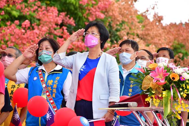 彰化縣長王惠美穿國旗裝現身，王惠美表示，沒有國，那有家，國家的成立是非常不容易，大家要珍惜，期待大家能團結一起，讓彰化持續向前。（吳建輝攝）