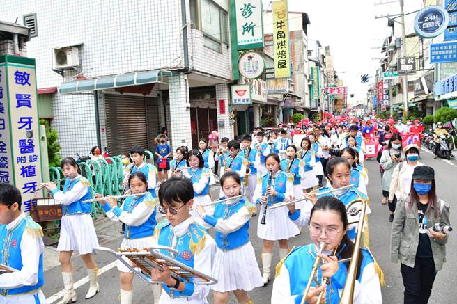 遊行隊伍由文興高中樂儀隊前導。（吳建輝攝）
