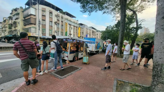 还没开业就已有粉丝早早上网预约，或在附近守候。（图/ 行遍天下）