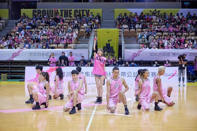 「雅诗兰黛集团 粉红丝带公益篮球赛」中场表演嘉宾谢金燕。（台湾雅诗兰黛集团提供）