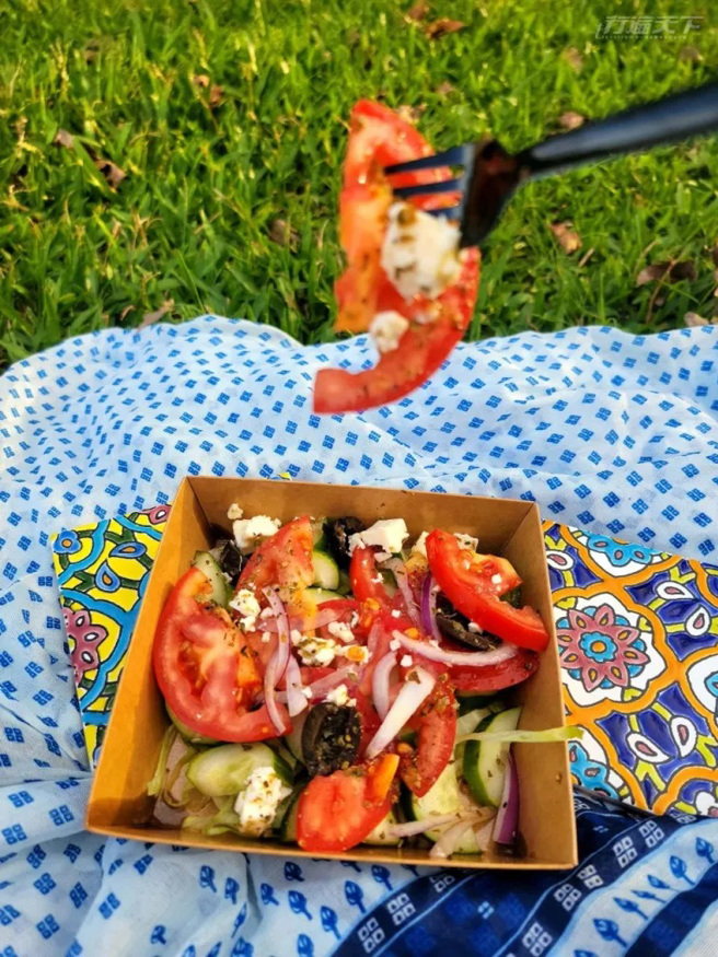 希腊沙拉(素/含葱奶) /125元。浓醇香的希腊羊乳酪菲达起司（Feta Cheese）搭配丰富的生菜、番茄、小黄瓜、腌橄榄等食材，清爽可口，蔬食者的好选择！
（图/ 行遍天下）