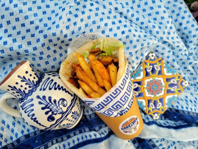 GYROS希腊烤肉卷 / 155元。多种香料腌制的旋转烤肉，涂上清爽的酸黄瓜优格酱，炸得外酥内软的薯条和多种蔬菜，以手杆Pita麵皮厚厚地卷起来。
（图/ 行遍天下）