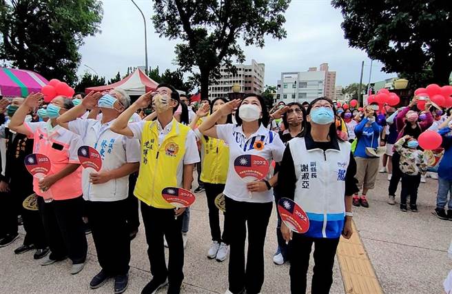 云林县长张丽善（前右二）参加国庆升旗典礼，怀抱感恩的心并为国父铜像被移除叫屈。（云林县政府提供／张朝欣云林传真）