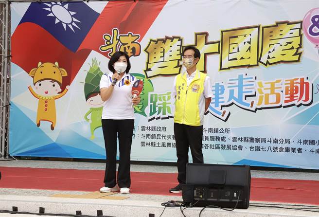 云林县长张丽善（左）参加国庆升旗典礼，怀抱感恩的心并为国父铜像被移除叫屈。（云林县政府提供／张朝欣云林传真）