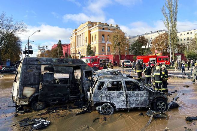 俄罗斯克里米亚大桥8日才被炸，乌克兰首都基辅市中心10日清晨传出多起爆炸。（图／美联社）