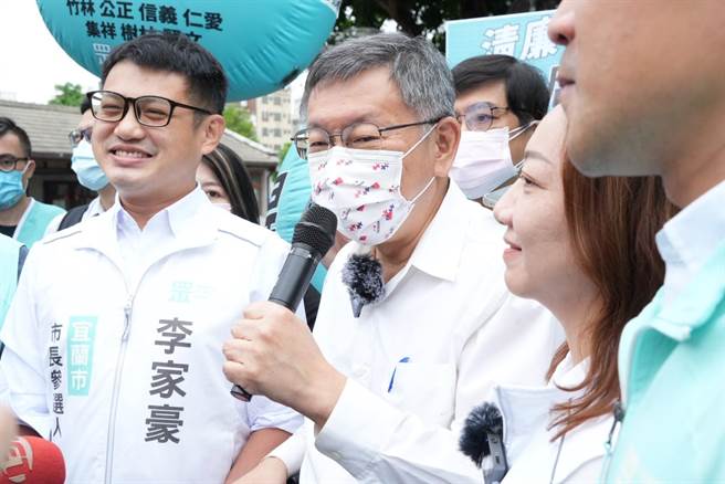 對於外界指稱柯宋兩人互動冰冷，柯文哲表示，「總不能蔡英文總統在台上講話，我們兩個私底下交頭接耳吧」。（民眾黨提供）