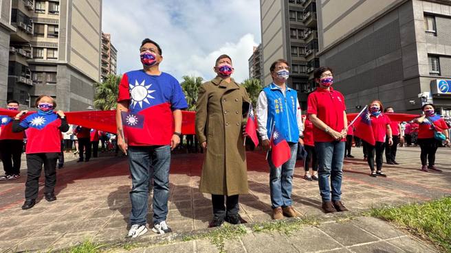 国民党新竹市长候选人林耕仁（前排最左）参加升旗典礼。（图 / 翻摄自林耕仁脸书）