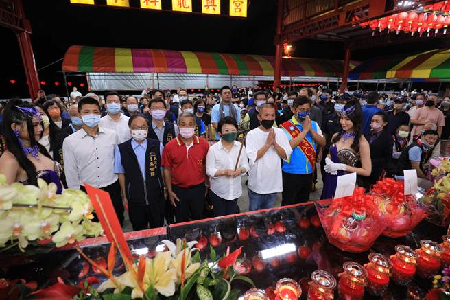 石岡區龍興宮修建落成福宴，盧秀燕祈求護佑市民。（台中市政府提供）