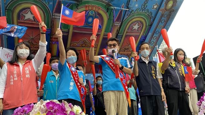 台中市議員李中10日成立聯合競選總部，現場高喊「當蒜」、「強棒出擊」。（陳淑芬攝）