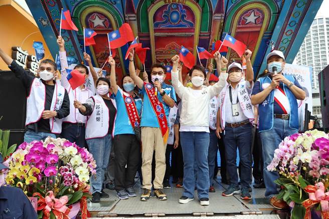 台中市議員李中10日在南區工學路成立聯合競選總部成立大會，台中市長盧秀燕及前市長胡志強到場力挺。（李中競總提供／陳淑芬台中傳真）