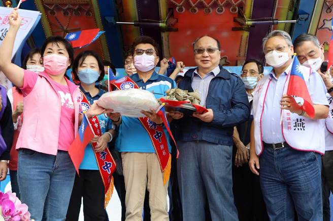 台中市議員李中10日在南區工學路成立聯合競選總部成立大會，台中市長盧秀燕及前市長胡志強到場力挺。（李中競總提供／陳淑芬台中傳真）