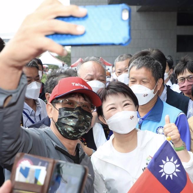 台中市长卢秀燕（右）。（图 / 翻摄自卢秀燕脸书）