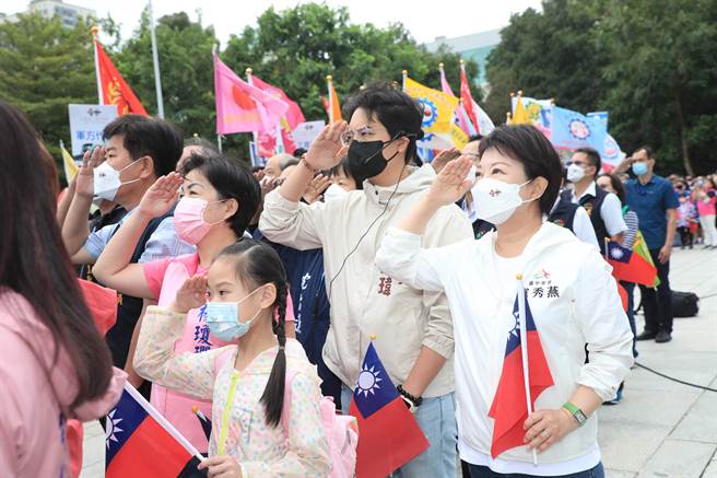 台中市长卢秀燕参加市府举办的双十国庆升旗典礼，强调她感到骄傲与光荣感。(林欣仪摄)