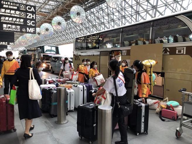 日本京都橘高校吹奏部在国庆表演完，马上回日本准备明天的期中考。（翻摄自脸书日本台湾交流协会）