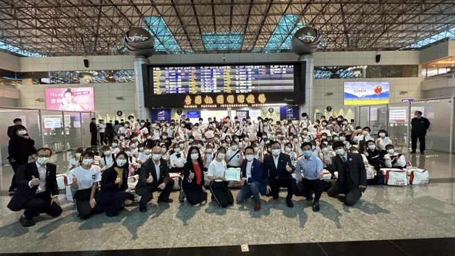 「橘色恶魔」今返日，明天还有期中考。（翻摄日本台湾交流协会脸书）