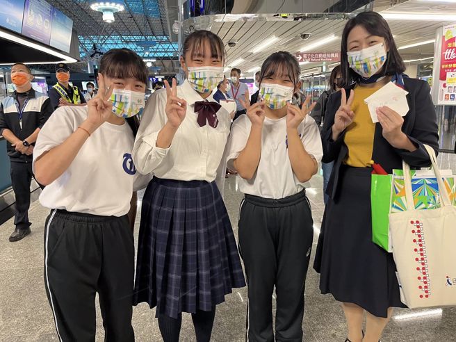 橘高校同学依依不舍，约好下次再来台湾。（翻摄日本台湾交流协会脸书）