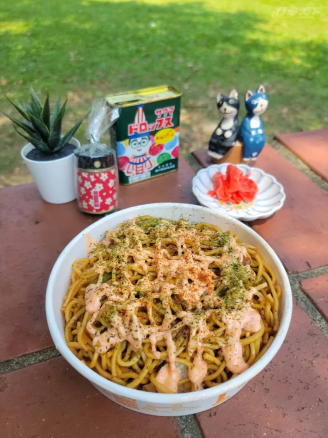 日式炒麵 / 70元+博多明太子沙拉 / 30元。自制咸甜酱汁加入高丽菜、洋葱、红萝卜、青椒与油麵在铁板热炒，洒上海苔粉、七味粉、红姜，可另加博多明太子沙拉和各种配料。（图/ 行遍天下）