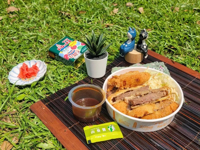 日式炸牛排 / 300元。选用纽西兰纽约客7盎司牛排，类似威灵顿牛排作法，裹粉炸至外酥内嫩，蘸上店家自制牛排酱和哇沙比，搭配生菜沙拉好满足。（图/ 行遍天下）