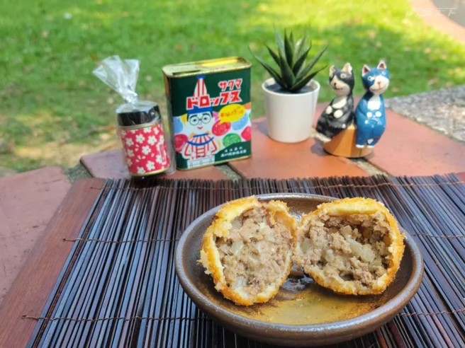 和牛炸肉饼 / 70元。将A5近江牛制成牛绞肉，加入洋葱、盐巴、黑胡椒调味，以日式油炸法蘸上麵粉、蛋液、麵包粉制作麵衣，紧锁原汁原味。（图/ 行遍天下）