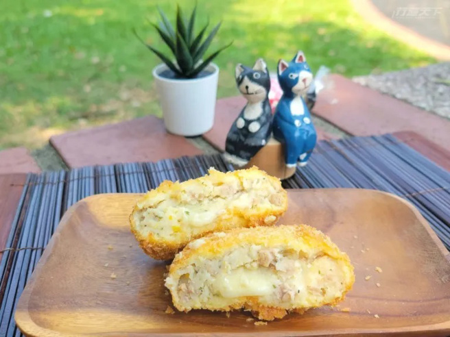 豚起士可乐饼 / 50元。以台湾国产猪肉、莫札瑞拉起司和薯泥、洋葱手工制作日式可乐饼，不同于坊间满是薯泥，吃得到猪肉和起司香。（图/ 行遍天下）