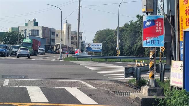 林庚壬表示，在他们那个年代国庆日家家户户都要在门口挂国旗，但看到今年「惨白」的国庆意象，让人不胜唏嘘，因此特别挂出国旗，找回属于台湾人的「青天白日满地红」。（林庚壬提供／吴建辉彰化传真）