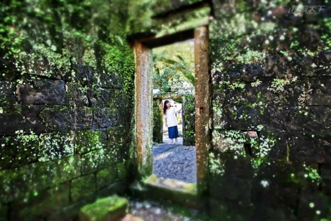 双溪小镇墙上爬满青苔的石砌老房子处处洋溢着古朴情怀。（图/ 行遍天下）

