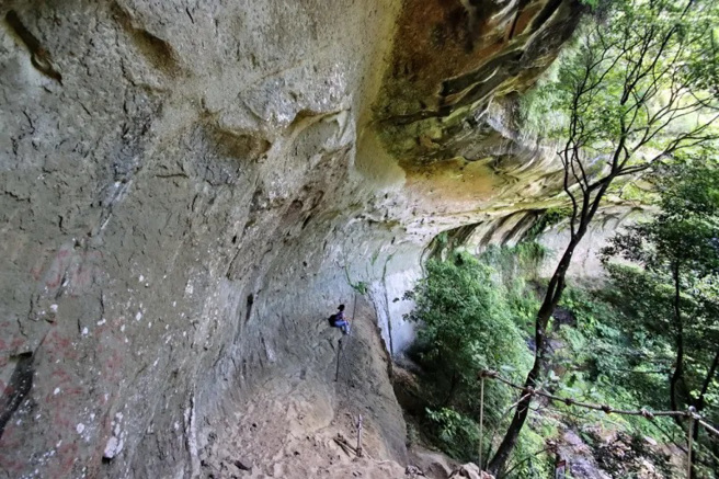 枇杷洞瀑布有着峡谷、绝壁、岩窟，景观堪比世界级。（图/ 行遍天下）