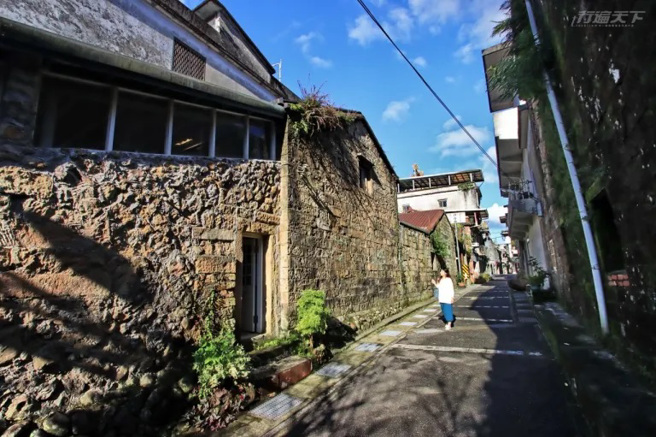 双溪老街错落着石砌老房子，别有一番古朴韵味。
（图/ 行遍天下）