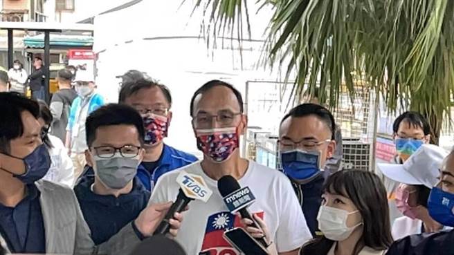 總統蔡英文今日發表國慶演說，提及願意和北京當局尋找雙方可接受維持台海和平穩定的方法。對此，國民黨主席朱立倫今回應，希望總統提出對話的方式，不要空喊口號。（國民黨提供）