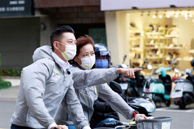 沈慧虹竞选办公室指出，今起除了再推出「新竹光荣指南」文宣外，另也推出简约、灰色设计的竞选外套，由于今天气温稍降、且风势强劲，前市长林智坚（左）与沈慧虹今天都已穿上一同扫街。（沈慧虹竞办提供／陈育贤新竹传真）