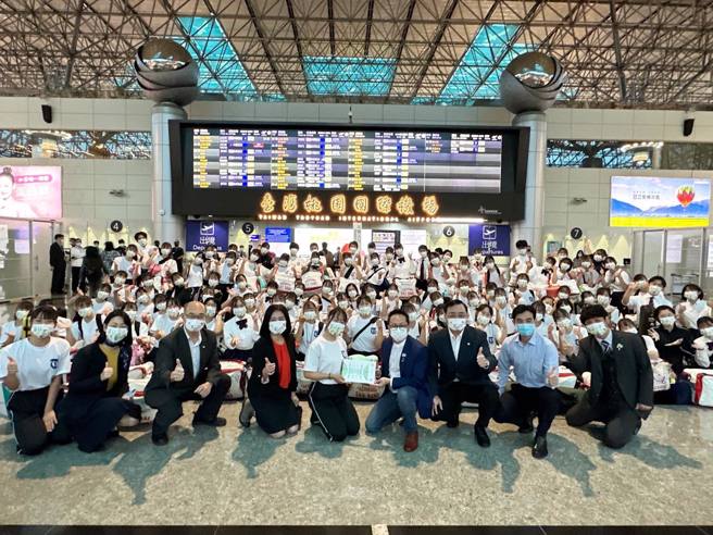 橘色恶魔在桃园机场收下最后大礼。（翻摄自Formosa Lee脸书）