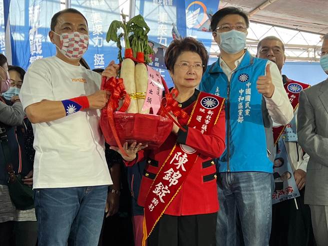 侯友宜送上「好彩头」。（李奇叡摄）