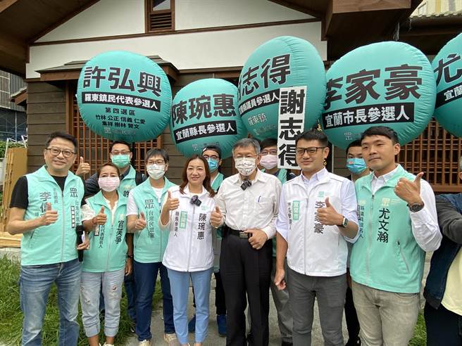 台北市長、台灣民眾黨主席柯文哲（右3）在民眾黨宜蘭縣長參選人陳琬惠（右）及其他參選人陪同下，參訪宜蘭市區巷弄。（吳佩蓉攝）