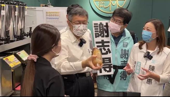 台北市長、台灣民眾黨主席柯文哲（中）體驗手搖飲，直呼要全自動化。（吳佩蓉攝）