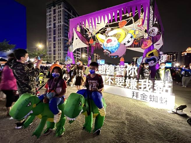 2年前首次舉辦就狂吸21萬人次的「桃園萬聖城」首度移師桃園藝文廣場到同德五街的藝文大道。(蔡依珍攝)