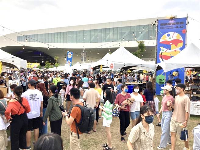 高雄市国庆连假人气爆棚，卫武营的周年庆4.0也吸引近3万5000人前往。（杨舒婷摄）