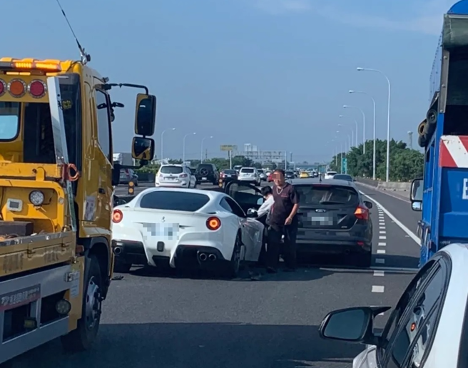 有輛千萬法拉利國道1號北上彰化段追撞前車，造成右前方輪圈內陷入車體內，所幸無造成人員傷亡。（翻攝自記者爆料網）