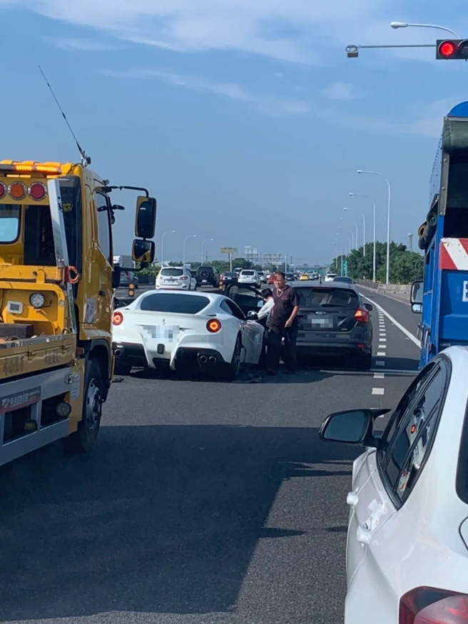 有輛千萬法拉利國道1號北上彰化段追撞前車，造成右前方輪圈內陷入車體內，所幸無造成人員傷亡。（翻攝自記者爆料網）