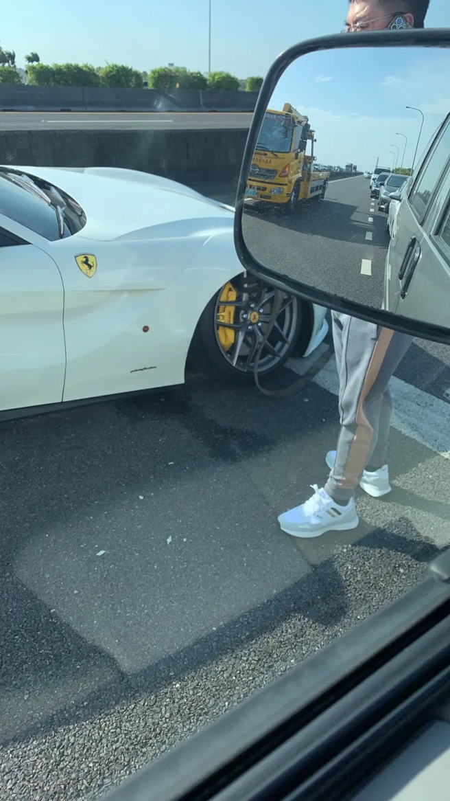 有輛千萬法拉利國道1號北上彰化段追撞前車，造成右前方輪圈內陷入車體內，所幸無造成人員傷亡。（翻攝自記者爆料網）