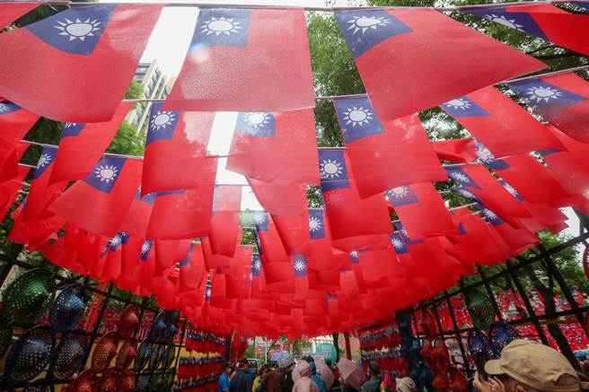 桃園平鎮區國旗屋老闆張老旺，依往例在雙十國慶當日，於雲南文化公園舉辦第28次國慶升旗典禮，現場逾4萬面國旗海飄場，吸引不少民眾前來朝聖參加升旗典禮。（陳麒全攝）